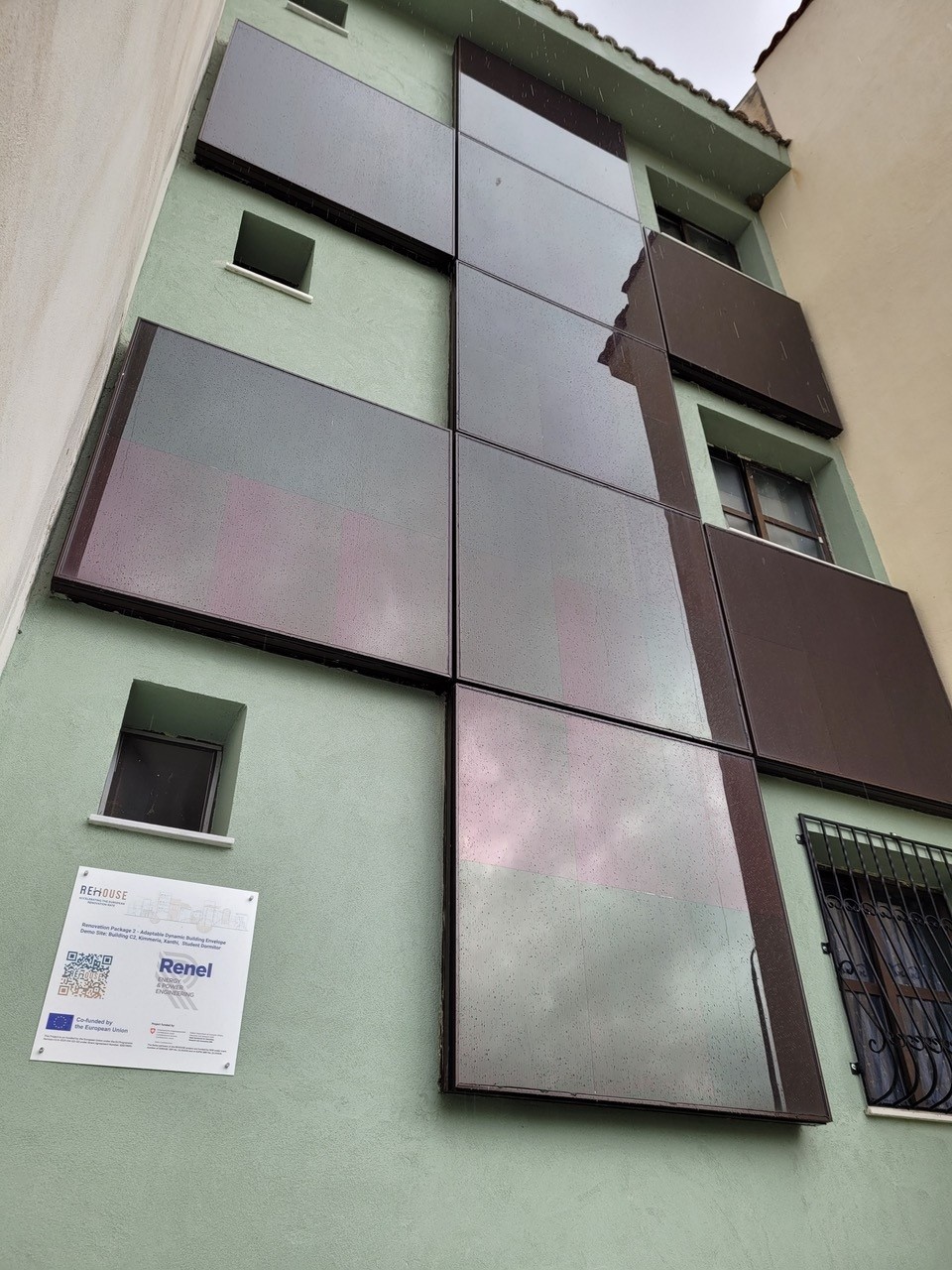 Un'immagine delle innovazioni tecnologiche inserite, nell'ambito del progetto REHOUSE, sulla facciata dell'edificio dimostratore greco ubicato a Xanthi