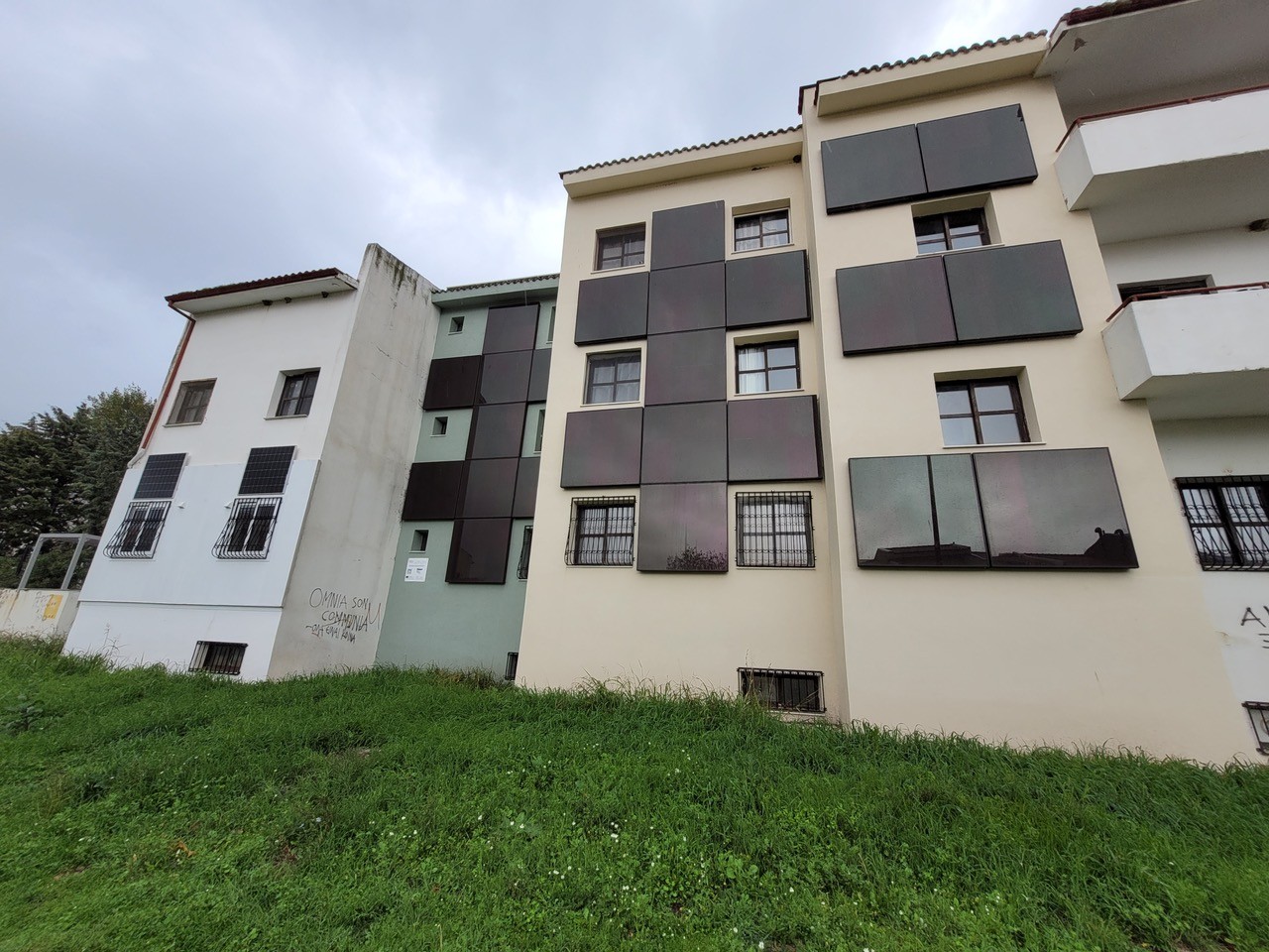 La facciata dell'edificio dimostratore greco del progetto REHOUSE ubicato a Xanthi con le innovazioni tecnologiche realizzate nell'ambito del progetto