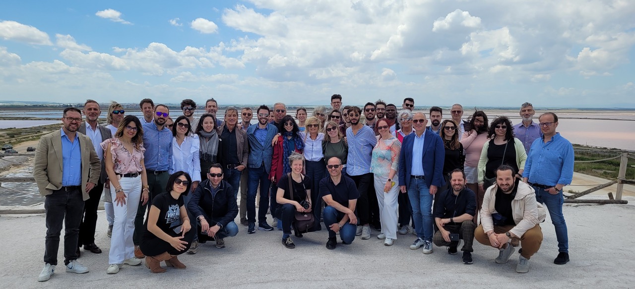 La delegazione dei partner del progetto REHOUSE di fronte alle Saline di Margherita di Savoia