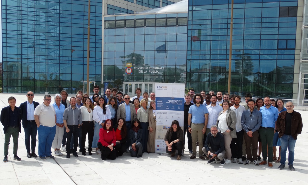 La delegazione dei partner del progetto REHOUSE davanti alla sede della Regione Puglia