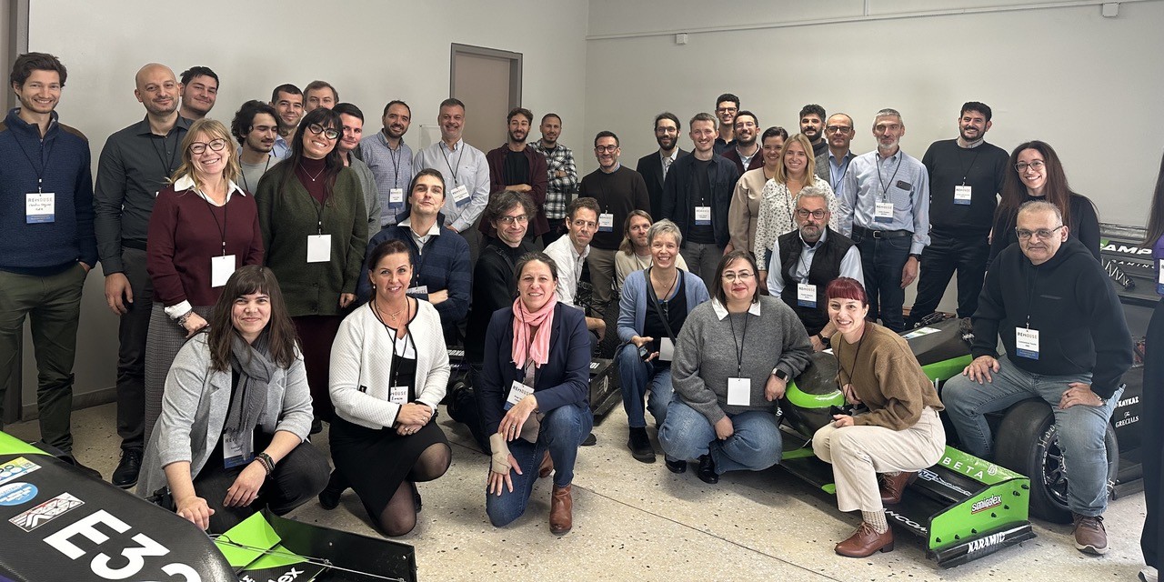 Una foto di gruppo dei partecipanti alla settima Assemblea Generale del progetto REHOUSE tenutasi a Xanthi (Grecia)