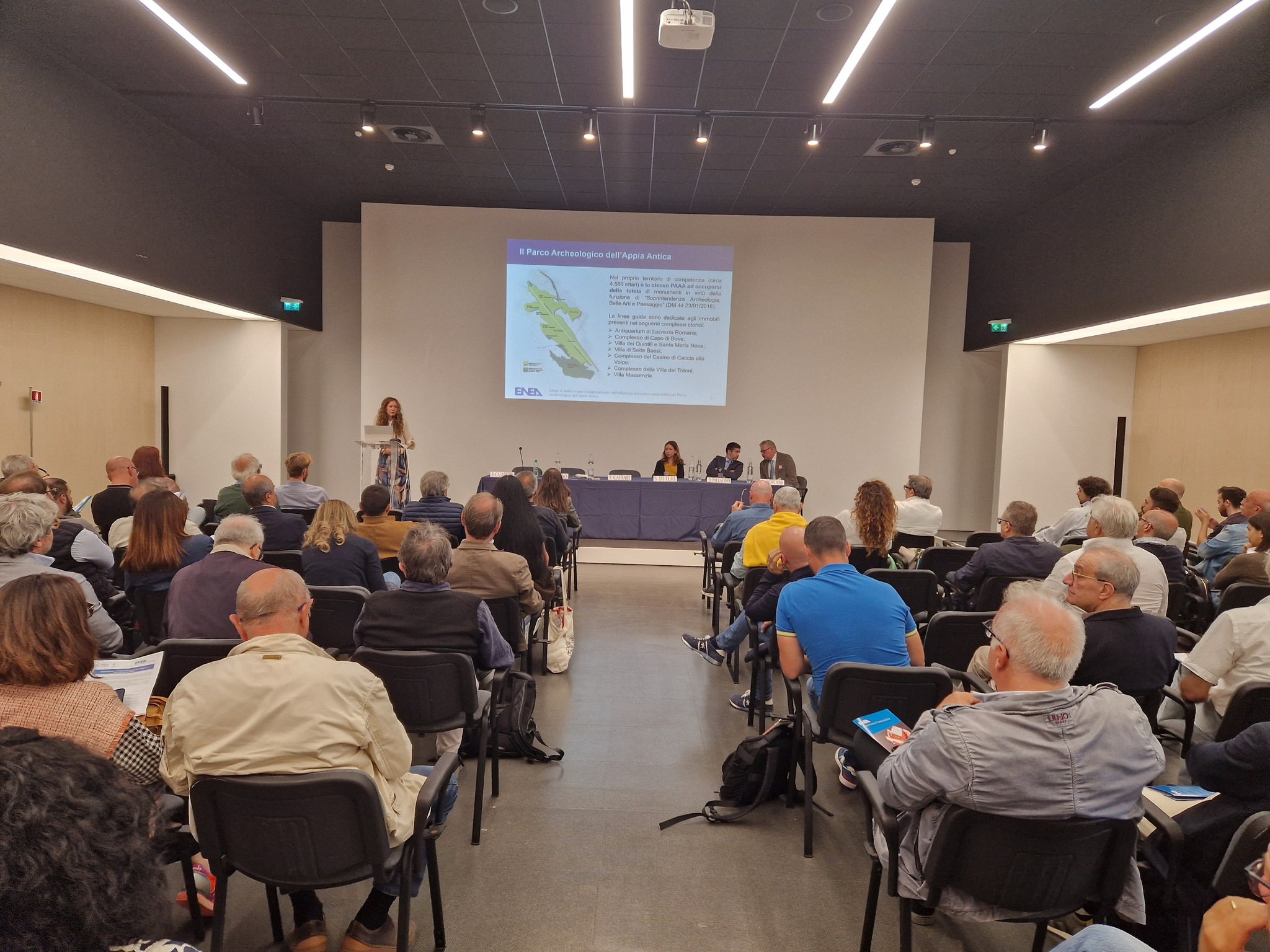 Un momento del convegno "Progettare la riqualificazione energetica degli edifici storici" ripreso dalla parte della platea con numerose persone che seguono i lavori