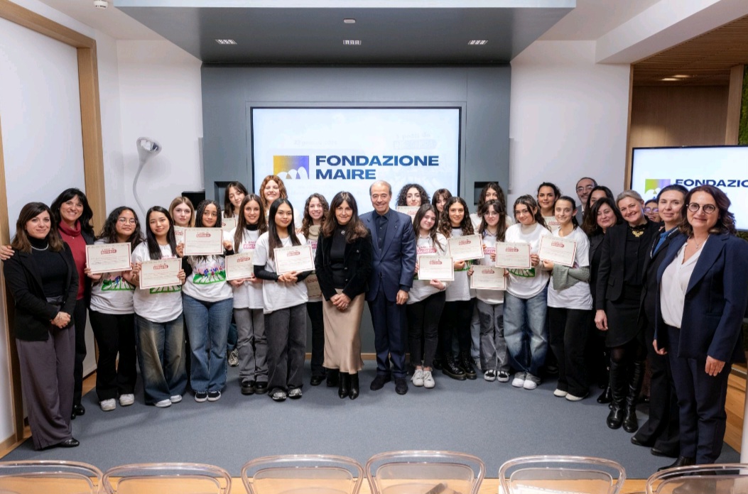 Una foto di gruppo con le studentesse che hanno ricevuto gli attestati della seconda edizione di 5 passi da ingegnera. Al centro: Ilaria Bertini (ENEA) e Fabrizio di Amato, Presidente della Fondazione MAIRE