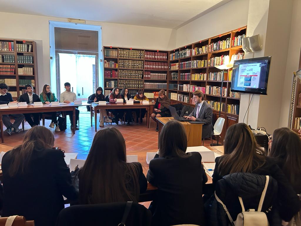 Un gruppo di studenti nella biblioteca dove si tiene uno degli eventi collegati all'OPP Festival