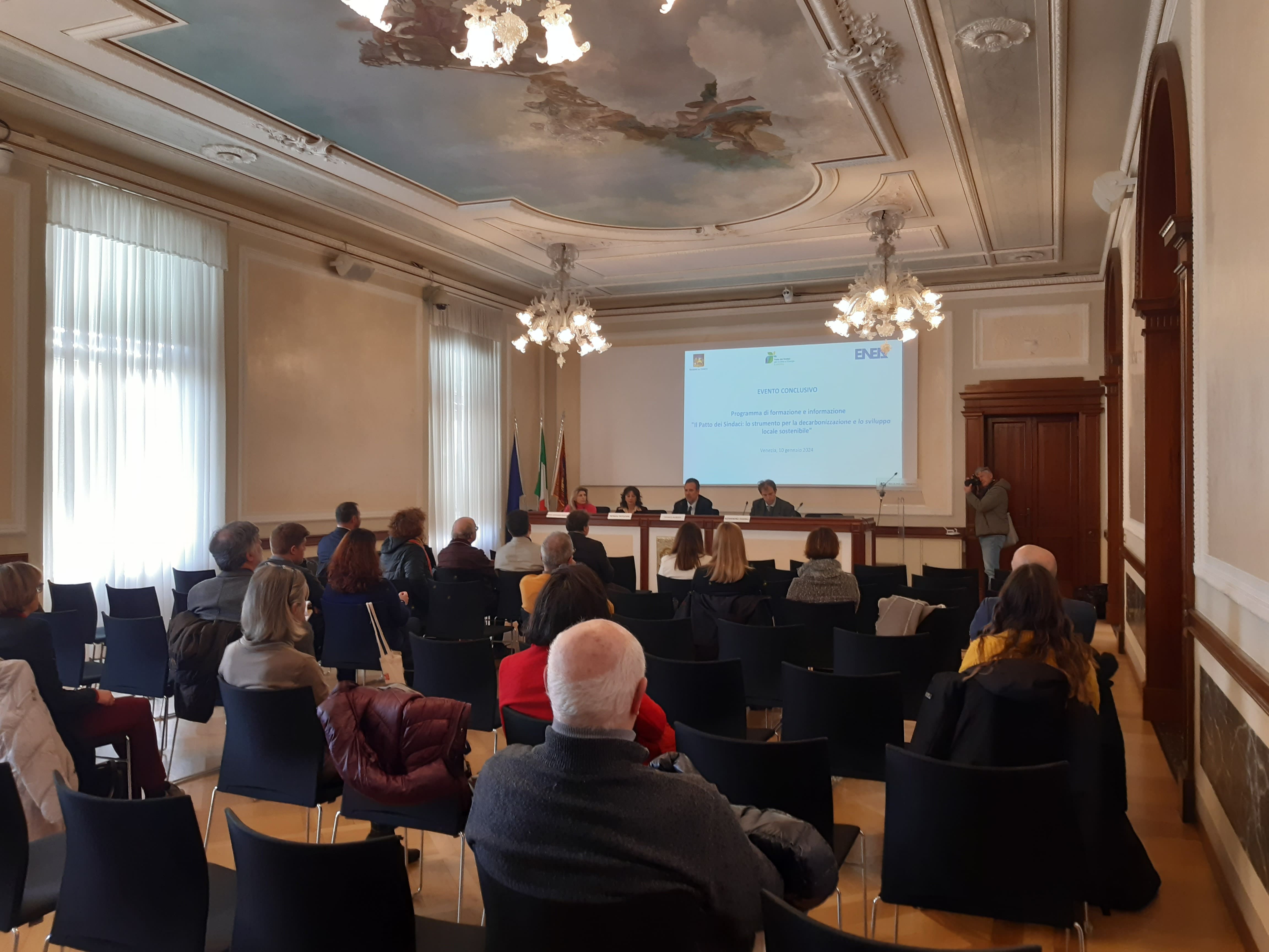 Un'immagine del workshop finale il programma di formazione e informazione "Il Patto dei Sindaci: lo strumento per la decarbonizzazione e lo sviluppo locale sostenibile", tenutosi lo scorso 10 gennaio a Venezia presso Palazzo della Regione