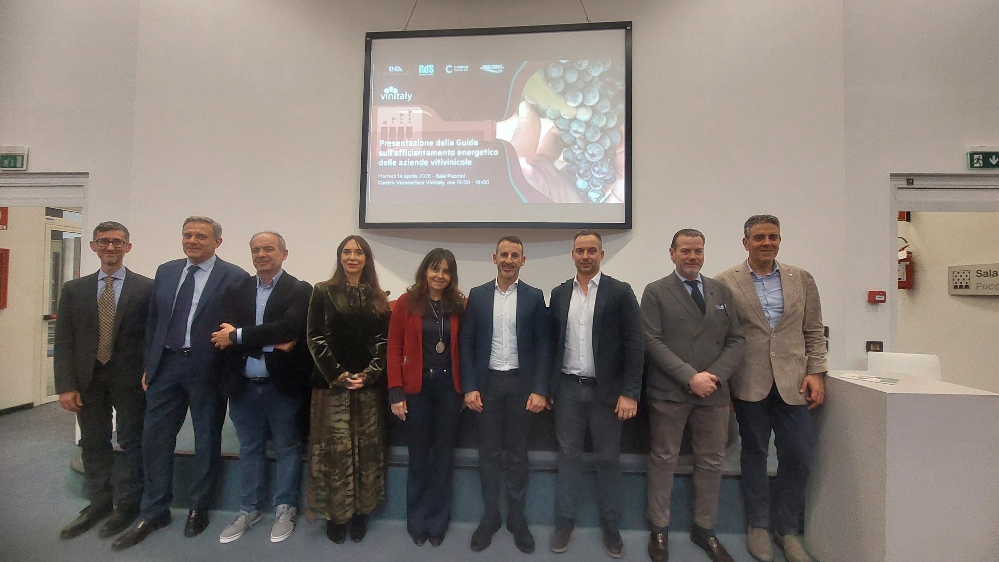 Una foto di gruppo dei relatori al convegno ENEA di presentazione della Guida sull'efficientamento energetico delle aziende vitivinicole tenutasi a Vinitaly 2026