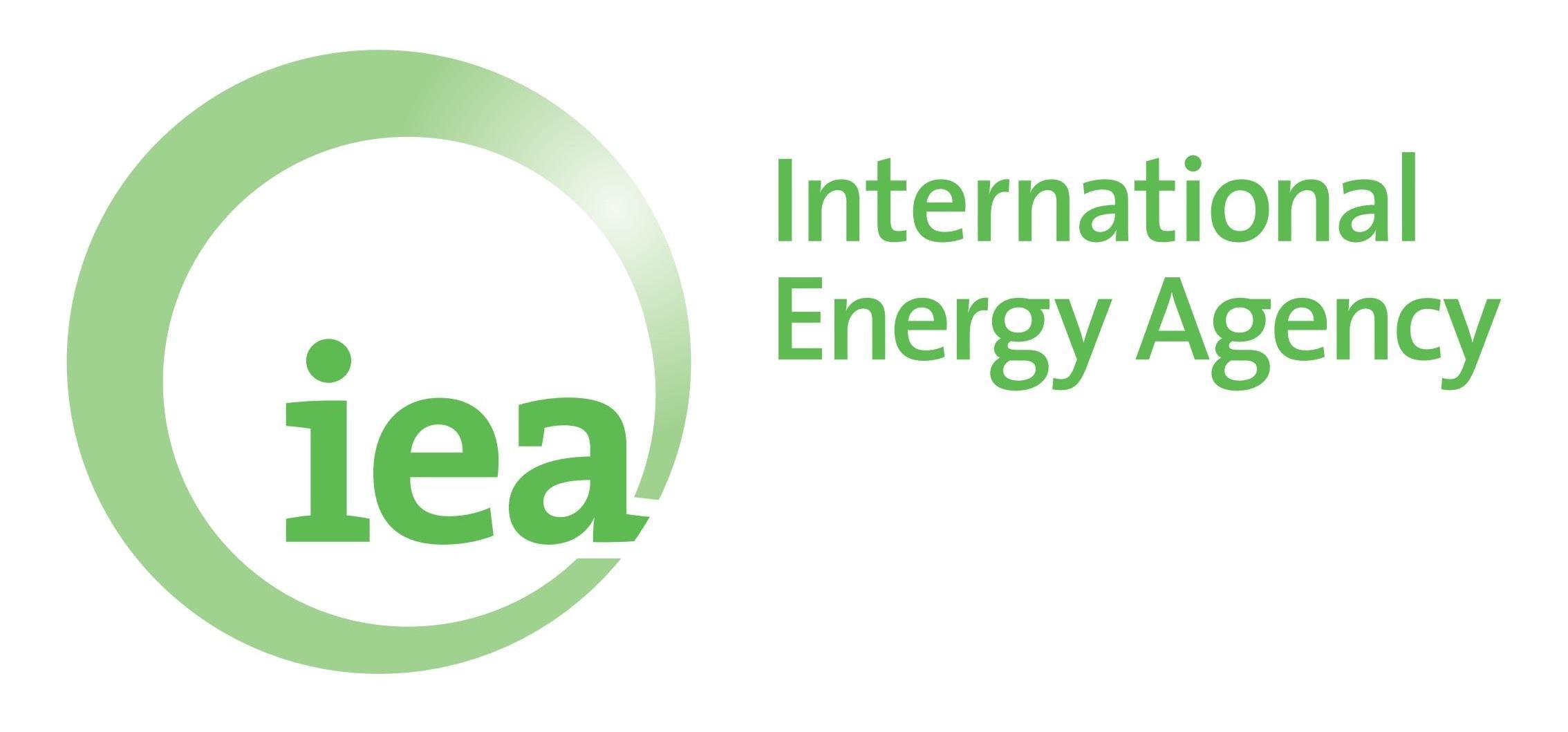 Il logo dell'Agenzia Internazionale dell'Energia in verde su sfondo bianco