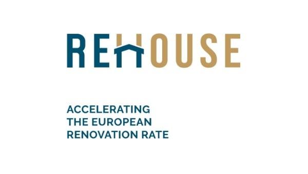 Il logo del progetto REHOUSE con le lettere in blu e in oro e la scritta sottostante "Accelerating the European Renovation Rate"
